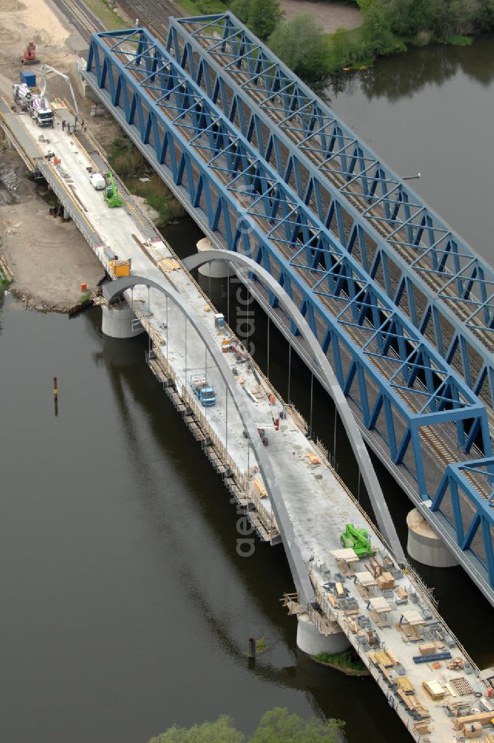 Aerial image Rathenow - Blick auf die Arbeiten zum Neubau der Eisenbahnüberführung Havelbrücke Rathenow. In einer 1. Phase wurde die bestehende Brücke zurückgebaut, um Baufreiheit für die Ortsumfahrung B 188 Rathenow zu schaffen. Anschließend wird die dafür notwendige Straßenüberführung an gleicher Stelle errichtet. Die neue Havelbrücke für den Zugverkehr wird in veränderter Lage erbaut. Projektsteuerung SCHÜßLERPLAN-Ingenieurgesellschaft