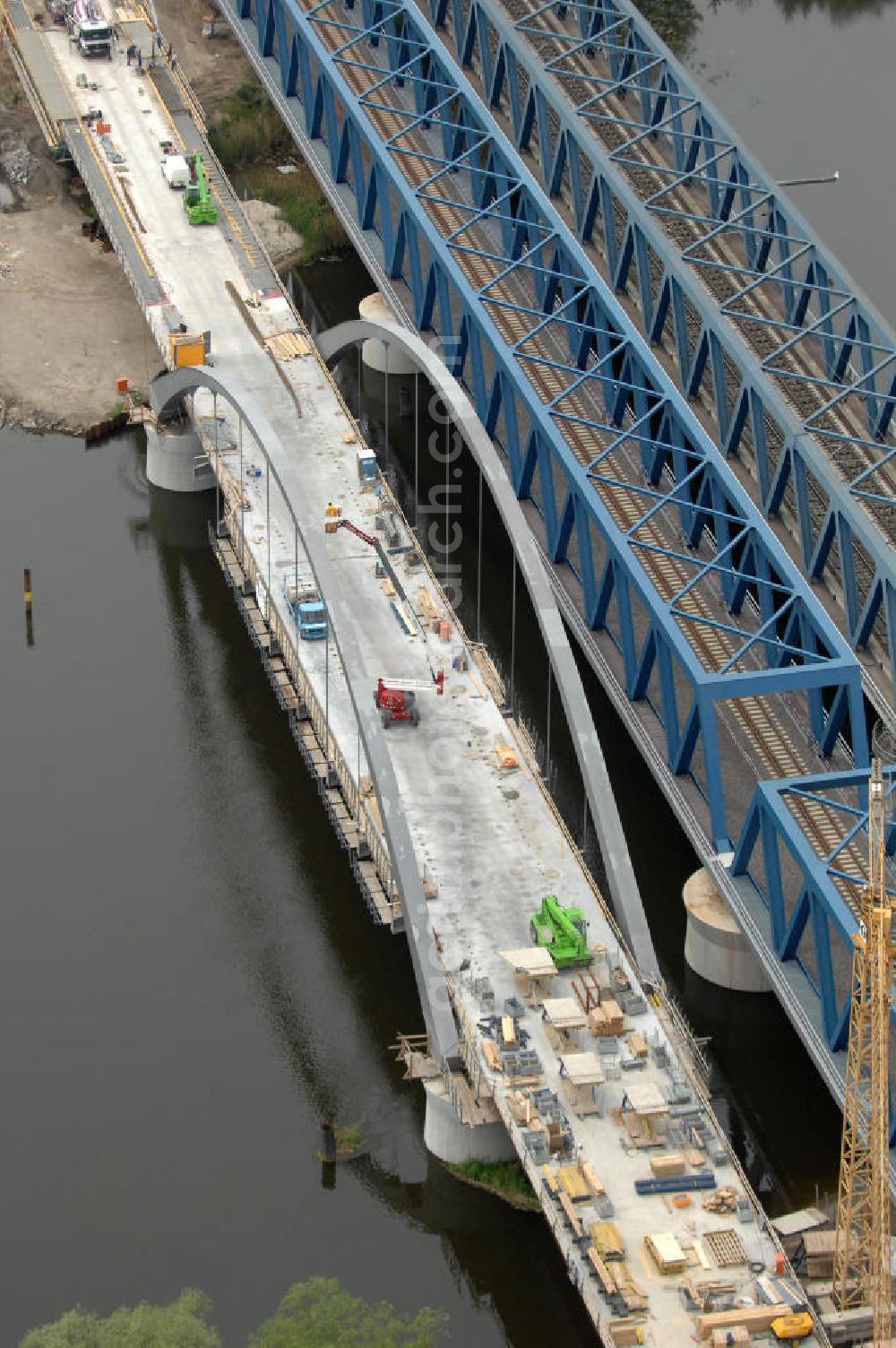 Aerial photograph Rathenow - Blick auf die Arbeiten zum Neubau der Eisenbahnüberführung Havelbrücke Rathenow. In einer 1. Phase wurde die bestehende Brücke zurückgebaut, um Baufreiheit für die Ortsumfahrung B 188 Rathenow zu schaffen. Anschließend wird die dafür notwendige Straßenüberführung an gleicher Stelle errichtet. Die neue Havelbrücke für den Zugverkehr wird in veränderter Lage erbaut. Projektsteuerung SCHÜßLERPLAN-Ingenieurgesellschaft