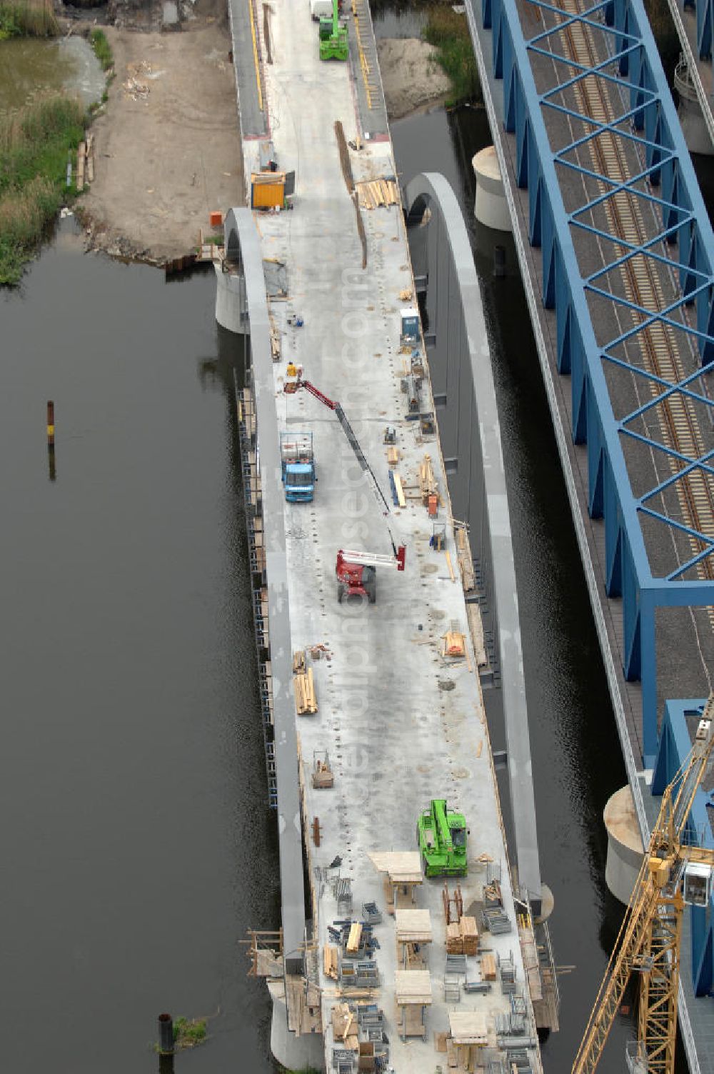 Rathenow from above - Blick auf die Arbeiten zum Neubau der Eisenbahnüberführung Havelbrücke Rathenow. In einer 1. Phase wurde die bestehende Brücke zurückgebaut, um Baufreiheit für die Ortsumfahrung B 188 Rathenow zu schaffen. Anschließend wird die dafür notwendige Straßenüberführung an gleicher Stelle errichtet. Die neue Havelbrücke für den Zugverkehr wird in veränderter Lage erbaut. Projektsteuerung SCHÜßLERPLAN-Ingenieurgesellschaft