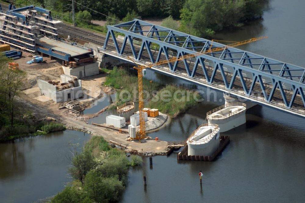 RATHENOW from the bird's eye view: Blick auf die Arbeiten zum Neubau der Eisenbahnüberführung Havelbrücke Rathenow. In einer 1. Phase wurde die bestehende Brücke zurückgebaut, um Baufreiheit für die Ortsumfahrung B 188 Rathenow zu schaffen. Anschließend wird die dafür notwendige Straßenüberführung an gleicher Stelle errichtet. Die neue Havelbrücke für den Zugverkehr wird in veränderter Lage erbaut. Bis zum Dezember 2009 werden die Brückenbauarbeiten andauern. Projektsteuerung SCHÜßLERPLAN-Ingenieurgesellschaft