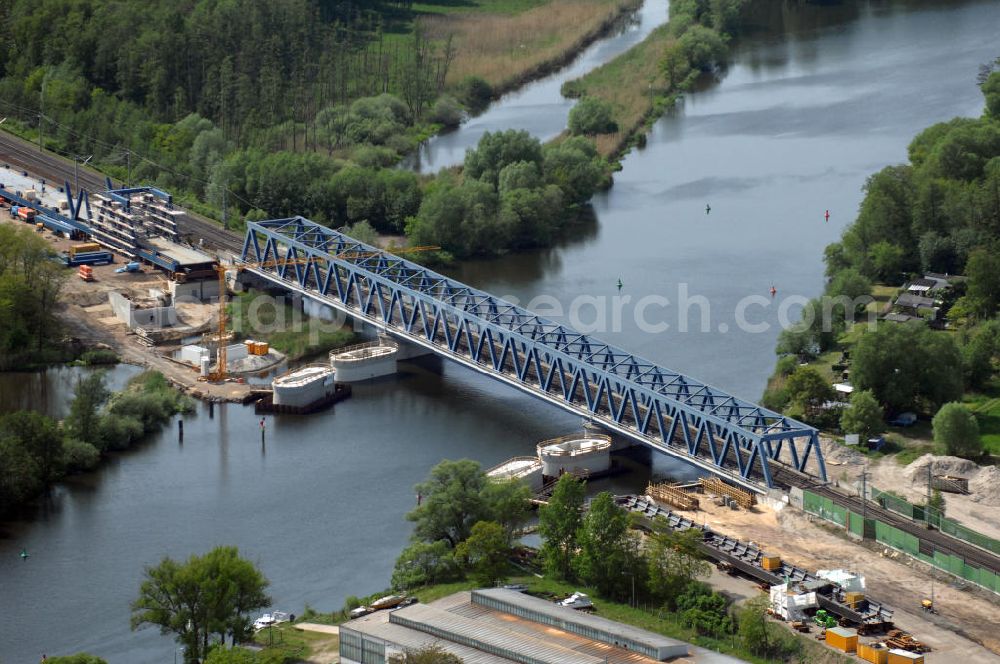 Aerial image RATHENOW - Blick auf die Arbeiten zum Neubau der Eisenbahnüberführung Havelbrücke Rathenow. In einer 1. Phase wurde die bestehende Brücke zurückgebaut, um Baufreiheit für die Ortsumfahrung B 188 Rathenow zu schaffen. Anschließend wird die dafür notwendige Straßenüberführung an gleicher Stelle errichtet. Die neue Havelbrücke für den Zugverkehr wird in veränderter Lage erbaut. Bis zum Dezember 2009 werden die Brückenbauarbeiten andauern. Projektsteuerung SCHÜßLERPLAN-Ingenieurgesellschaft