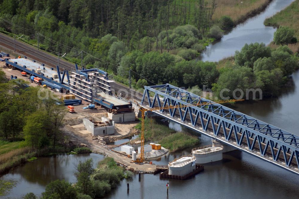 Aerial photograph RATHENOW - Blick auf die Arbeiten zum Neubau der Eisenbahnüberführung Havelbrücke Rathenow. In einer 1. Phase wurde die bestehende Brücke zurückgebaut, um Baufreiheit für die Ortsumfahrung B 188 Rathenow zu schaffen. Anschließend wird die dafür notwendige Straßenüberführung an gleicher Stelle errichtet. Die neue Havelbrücke für den Zugverkehr wird in veränderter Lage erbaut. Bis zum Dezember 2009 werden die Brückenbauarbeiten andauern. Projektsteuerung SCHÜßLERPLAN-Ingenieurgesellschaft