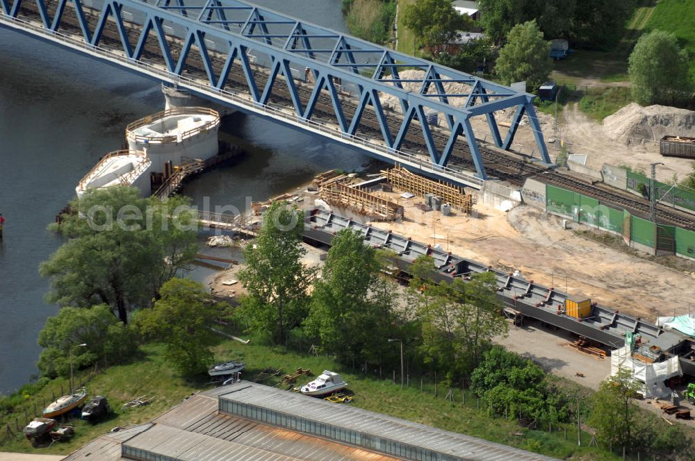 RATHENOW from above - Blick auf die Arbeiten zum Neubau der Eisenbahnüberführung Havelbrücke Rathenow. In einer 1. Phase wurde die bestehende Brücke zurückgebaut, um Baufreiheit für die Ortsumfahrung B 188 Rathenow zu schaffen. Anschließend wird die dafür notwendige Straßenüberführung an gleicher Stelle errichtet. Die neue Havelbrücke für den Zugverkehr wird in veränderter Lage erbaut. Bis zum Dezember 2009 werden die Brückenbauarbeiten andauern. Projektsteuerung SCHÜßLERPLAN-Ingenieurgesellschaft