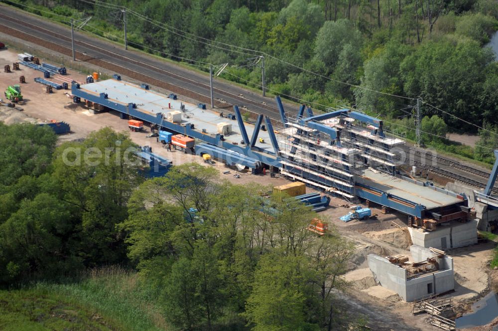 Aerial image RATHENOW - Blick auf die Arbeiten zum Neubau der Eisenbahnüberführung Havelbrücke Rathenow. In einer 1. Phase wurde die bestehende Brücke zurückgebaut, um Baufreiheit für die Ortsumfahrung B 188 Rathenow zu schaffen. Anschließend wird die dafür notwendige Straßenüberführung an gleicher Stelle errichtet. Die neue Havelbrücke für den Zugverkehr wird in veränderter Lage erbaut. Bis zum Dezember 2009 werden die Brückenbauarbeiten andauern. Projektsteuerung SCHÜßLERPLAN-Ingenieurgesellschaft