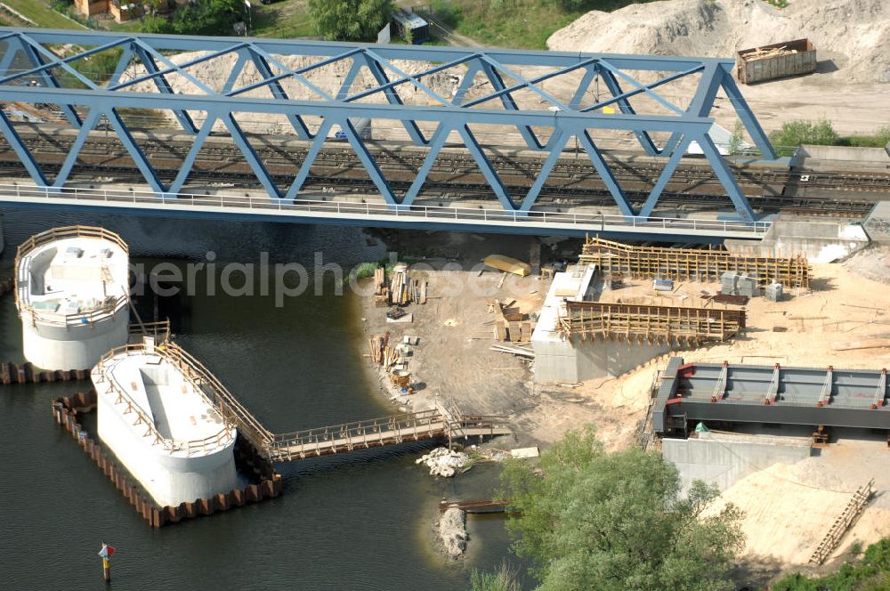 Aerial photograph RATHENOW - Blick auf die Arbeiten zum Neubau der Eisenbahnüberführung Havelbrücke Rathenow. In einer 1. Phase wurde die bestehende Brücke zurückgebaut, um Baufreiheit für die Ortsumfahrung B 188 Rathenow zu schaffen. Anschließend wird die dafür notwendige Straßenüberführung an gleicher Stelle errichtet. Die neue Havelbrücke für den Zugverkehr wird in veränderter Lage erbaut. Bis zum Dezember 2009 werden die Brückenbauarbeiten andauern. Projektsteuerung SCHÜßLERPLAN-Ingenieurgesellschaft