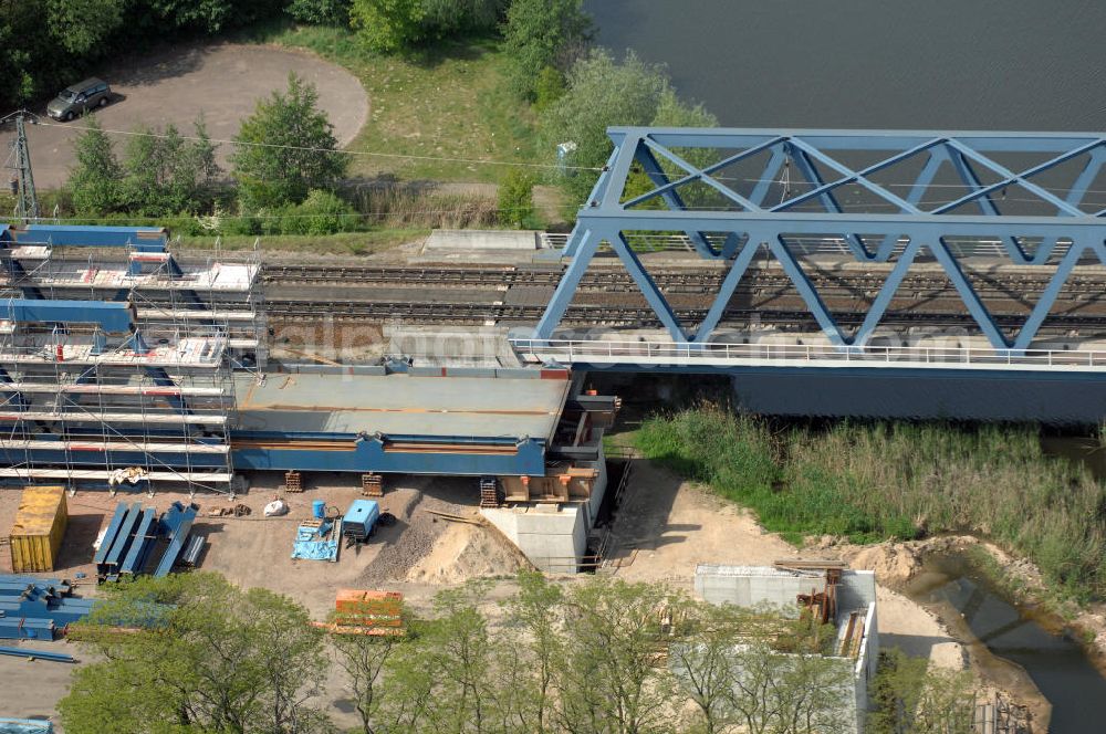 Aerial image RATHENOW - Blick auf die Arbeiten zum Neubau der Eisenbahnüberführung Havelbrücke Rathenow. In einer 1. Phase wurde die bestehende Brücke zurückgebaut, um Baufreiheit für die Ortsumfahrung B 188 Rathenow zu schaffen. Anschließend wird die dafür notwendige Straßenüberführung an gleicher Stelle errichtet. Die neue Havelbrücke für den Zugverkehr wird in veränderter Lage erbaut. Bis zum Dezember 2009 werden die Brückenbauarbeiten andauern. Projektsteuerung SCHÜßLERPLAN-Ingenieurgesellschaft