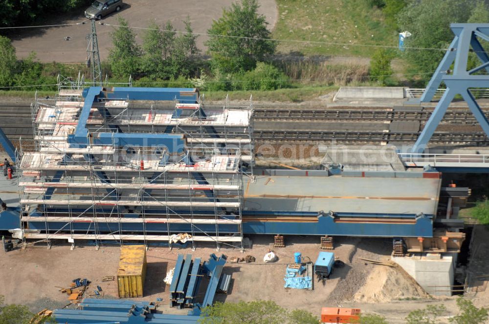 Aerial photograph RATHENOW - Blick auf die Arbeiten zum Neubau der Eisenbahnüberführung Havelbrücke Rathenow. In einer 1. Phase wurde die bestehende Brücke zurückgebaut, um Baufreiheit für die Ortsumfahrung B 188 Rathenow zu schaffen. Anschließend wird die dafür notwendige Straßenüberführung an gleicher Stelle errichtet. Die neue Havelbrücke für den Zugverkehr wird in veränderter Lage erbaut. Bis zum Dezember 2009 werden die Brückenbauarbeiten andauern. Projektsteuerung SCHÜßLERPLAN-Ingenieurgesellschaft