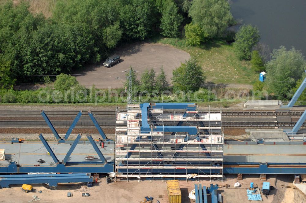 RATHENOW from above - Blick auf die Arbeiten zum Neubau der Eisenbahnüberführung Havelbrücke Rathenow. In einer 1. Phase wurde die bestehende Brücke zurückgebaut, um Baufreiheit für die Ortsumfahrung B 188 Rathenow zu schaffen. Anschließend wird die dafür notwendige Straßenüberführung an gleicher Stelle errichtet. Die neue Havelbrücke für den Zugverkehr wird in veränderter Lage erbaut. Bis zum Dezember 2009 werden die Brückenbauarbeiten andauern. Projektsteuerung SCHÜßLERPLAN-Ingenieurgesellschaft