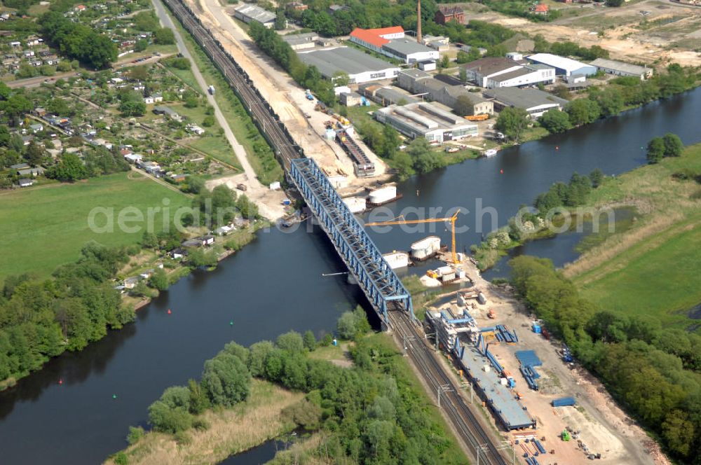 RATHENOW from the bird's eye view: Blick auf die Arbeiten zum Neubau der Eisenbahnüberführung Havelbrücke Rathenow. In einer 1. Phase wurde die bestehende Brücke zurückgebaut, um Baufreiheit für die Ortsumfahrung B 188 Rathenow zu schaffen. Anschließend wird die dafür notwendige Straßenüberführung an gleicher Stelle errichtet. Die neue Havelbrücke für den Zugverkehr wird in veränderter Lage erbaut. Bis zum Dezember 2009 werden die Brückenbauarbeiten andauern. Projektsteuerung SCHÜßLERPLAN-Ingenieurgesellschaft