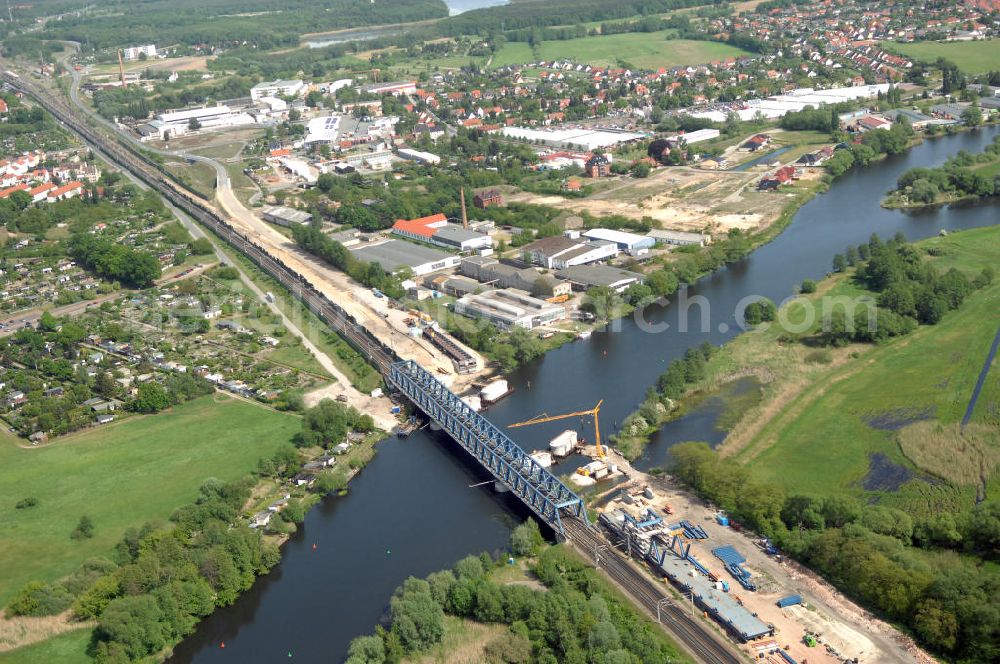 Aerial image RATHENOW - Blick auf die Arbeiten zum Neubau der Eisenbahnüberführung Havelbrücke Rathenow. In einer 1. Phase wurde die bestehende Brücke zurückgebaut, um Baufreiheit für die Ortsumfahrung B 188 Rathenow zu schaffen. Anschließend wird die dafür notwendige Straßenüberführung an gleicher Stelle errichtet. Die neue Havelbrücke für den Zugverkehr wird in veränderter Lage erbaut. Bis zum Dezember 2009 werden die Brückenbauarbeiten andauern. Projektsteuerung SCHÜßLERPLAN-Ingenieurgesellschaft