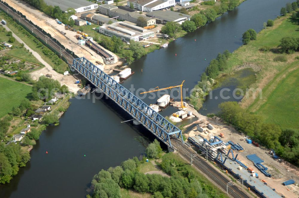 Aerial photograph RATHENOW - Blick auf die Arbeiten zum Neubau der Eisenbahnüberführung Havelbrücke Rathenow. In einer 1. Phase wurde die bestehende Brücke zurückgebaut, um Baufreiheit für die Ortsumfahrung B 188 Rathenow zu schaffen. Anschließend wird die dafür notwendige Straßenüberführung an gleicher Stelle errichtet. Die neue Havelbrücke für den Zugverkehr wird in veränderter Lage erbaut. Bis zum Dezember 2009 werden die Brückenbauarbeiten andauern. Projektsteuerung SCHÜßLERPLAN-Ingenieurgesellschaft