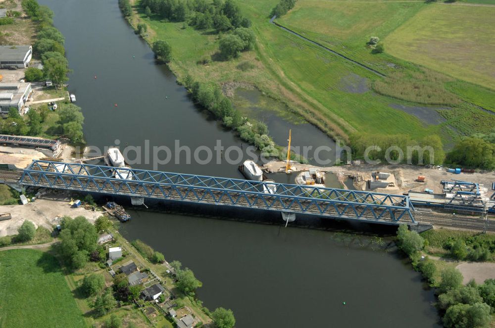 RATHENOW from above - Blick auf die Arbeiten zum Neubau der Eisenbahnüberführung Havelbrücke Rathenow. In einer 1. Phase wurde die bestehende Brücke zurückgebaut, um Baufreiheit für die Ortsumfahrung B 188 Rathenow zu schaffen. Anschließend wird die dafür notwendige Straßenüberführung an gleicher Stelle errichtet. Die neue Havelbrücke für den Zugverkehr wird in veränderter Lage erbaut. Bis zum Dezember 2009 werden die Brückenbauarbeiten andauern. Projektsteuerung SCHÜßLERPLAN-Ingenieurgesellschaft