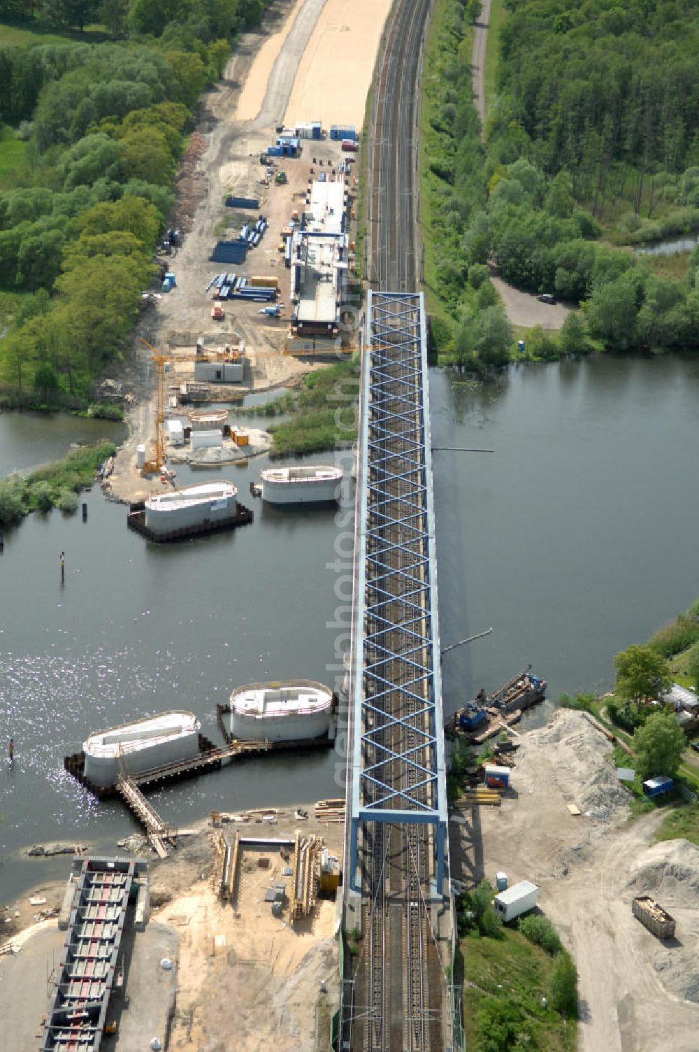 Aerial image RATHENOW - Blick auf die Arbeiten zum Neubau der Eisenbahnüberführung Havelbrücke Rathenow. In einer 1. Phase wurde die bestehende Brücke zurückgebaut, um Baufreiheit für die Ortsumfahrung B 188 Rathenow zu schaffen. Anschließend wird die dafür notwendige Straßenüberführung an gleicher Stelle errichtet. Die neue Havelbrücke für den Zugverkehr wird in veränderter Lage erbaut. Bis zum Dezember 2009 werden die Brückenbauarbeiten andauern. Projektsteuerung SCHÜßLERPLAN-Ingenieurgesellschaft