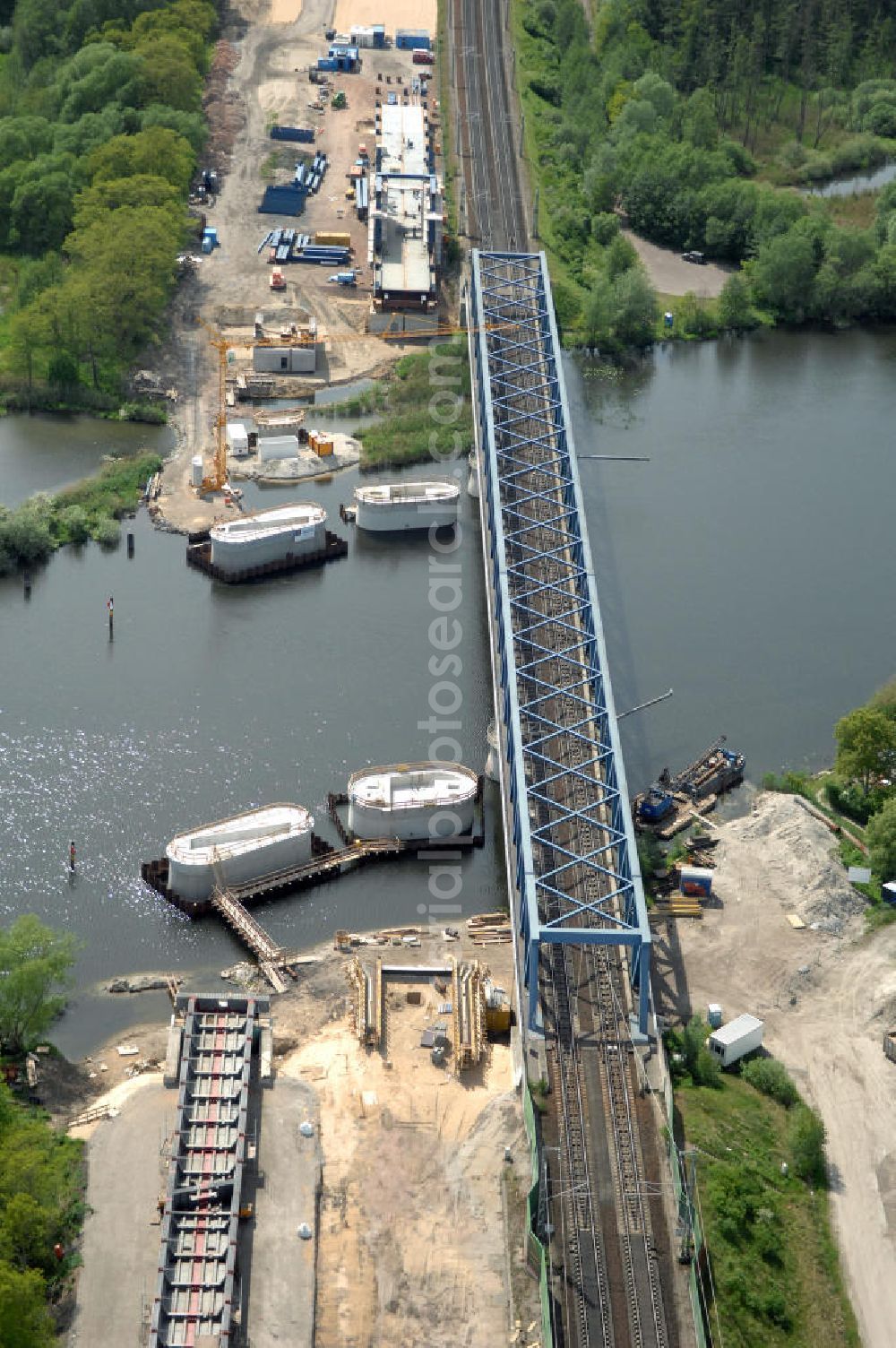 Aerial photograph RATHENOW - Blick auf die Arbeiten zum Neubau der Eisenbahnüberführung Havelbrücke Rathenow. In einer 1. Phase wurde die bestehende Brücke zurückgebaut, um Baufreiheit für die Ortsumfahrung B 188 Rathenow zu schaffen. Anschließend wird die dafür notwendige Straßenüberführung an gleicher Stelle errichtet. Die neue Havelbrücke für den Zugverkehr wird in veränderter Lage erbaut. Bis zum Dezember 2009 werden die Brückenbauarbeiten andauern. Projektsteuerung SCHÜßLERPLAN-Ingenieurgesellschaft