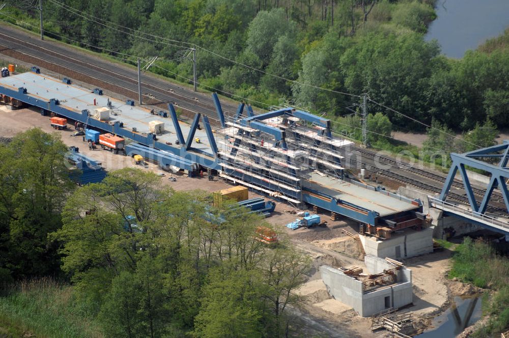 RATHENOW from above - Blick auf die Arbeiten zum Neubau der Eisenbahnüberführung Havelbrücke Rathenow. In einer 1. Phase wurde die bestehende Brücke zurückgebaut, um Baufreiheit für die Ortsumfahrung B 188 Rathenow zu schaffen. Anschließend wird die dafür notwendige Straßenüberführung an gleicher Stelle errichtet. Die neue Havelbrücke für den Zugverkehr wird in veränderter Lage erbaut. Bis zum Dezember 2009 werden die Brückenbauarbeiten andauern. Projektsteuerung SCHÜßLERPLAN-Ingenieurgesellschaft