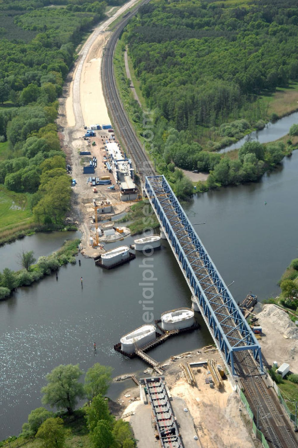 Aerial image RATHENOW - Blick auf die Arbeiten zum Neubau der Eisenbahnüberführung Havelbrücke Rathenow. In einer 1. Phase wurde die bestehende Brücke zurückgebaut, um Baufreiheit für die Ortsumfahrung B 188 Rathenow zu schaffen. Anschließend wird die dafür notwendige Straßenüberführung an gleicher Stelle errichtet. Die neue Havelbrücke für den Zugverkehr wird in veränderter Lage erbaut. Bis zum Dezember 2009 werden die Brückenbauarbeiten andauern. Projektsteuerung SCHÜßLERPLAN-Ingenieurgesellschaft