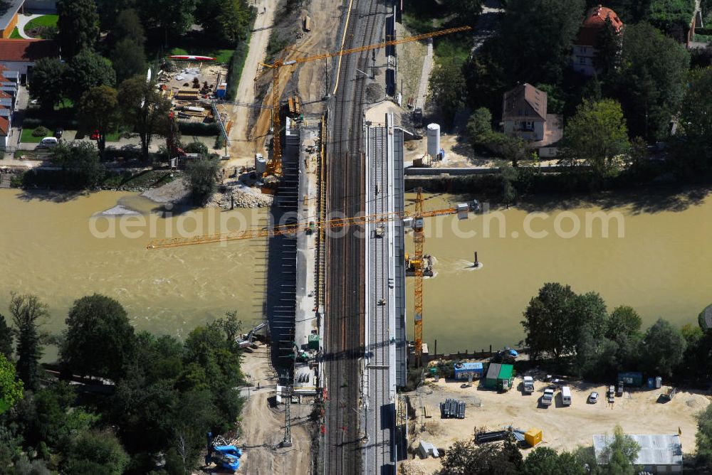 Neu-Ulm from the bird's eye view: Blick auf den Neubau der Eisenbahnbrücke Ulm/Neu-Ulm über die Donau. Das Projekt Neu-Ulm 21 ist ein Teil der Neu- und Ausbaustrecke Stuttgart–Augsburg der Deutschen Bahn AG. Der viergleisige Ausbau der Donaubrücke ist planungsrechtlich noch Teil der Neubaustrecke Wendlingen–Ulm. An den beiden Seiten der Donaubrücke wurden die zwei vorhandenen Gleise um je ein Gleis ergänzt. Die Brücke ist Mitte November 2007 in Betrieb genommen worden. Mit Neu-Ulm 21 wurde eine geniale Idee Wirklichkeit. Im Zuge der ICE-Neu-/Ausbaustrecke Stuttgart – Ulm – Augsburg wurden im Stadtgebiet von Neu-Ulm die Gleisanlagen von ehemals 16 auf heute 4 Gleise reduziert und teilweise tiefergelegt. Durch die Tieferlegung der Bahn stehen ab 2008 rund 18 Hektar für die städtebauliche Entwicklung und Gestaltung der Innenstadt von Neu-Ulm zur Verfügung. Kontakt: Ansprechpartner für Informationen während der Bauarbeiten bei der Deutschen Bahn, Bauüberwachungsbüro Neu-Ulm 21, Tel.: 0731 - 9270581