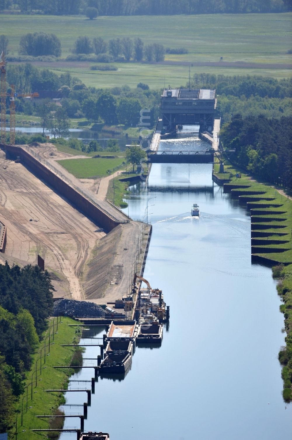 Aerial photograph Niederfinow - Blick auf die Baustelle vom Neubau des Schiffshebewerk Niederfinow Nord durch die DSD Brückenbau GmbH, die Johann Bunte Bauunternehmung GmbH & Co. KG , Bilfinger Berger Ingenieurbau GmbH und die Siemag GmbH. The new building of the boat lift Niederfinow.