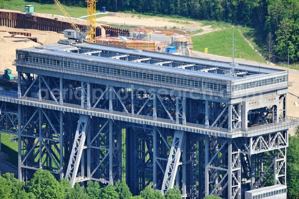 Aerial photograph Niederfinow - Blick auf die Baustelle vom Neubau des Schiffshebewerk Niederfinow Nord durch die DSD Brückenbau GmbH, die Johann Bunte Bauunternehmung GmbH & Co. KG , Bilfinger Berger Ingenieurbau GmbH und die Siemag GmbH. The new building of the boat lift Niederfinow.