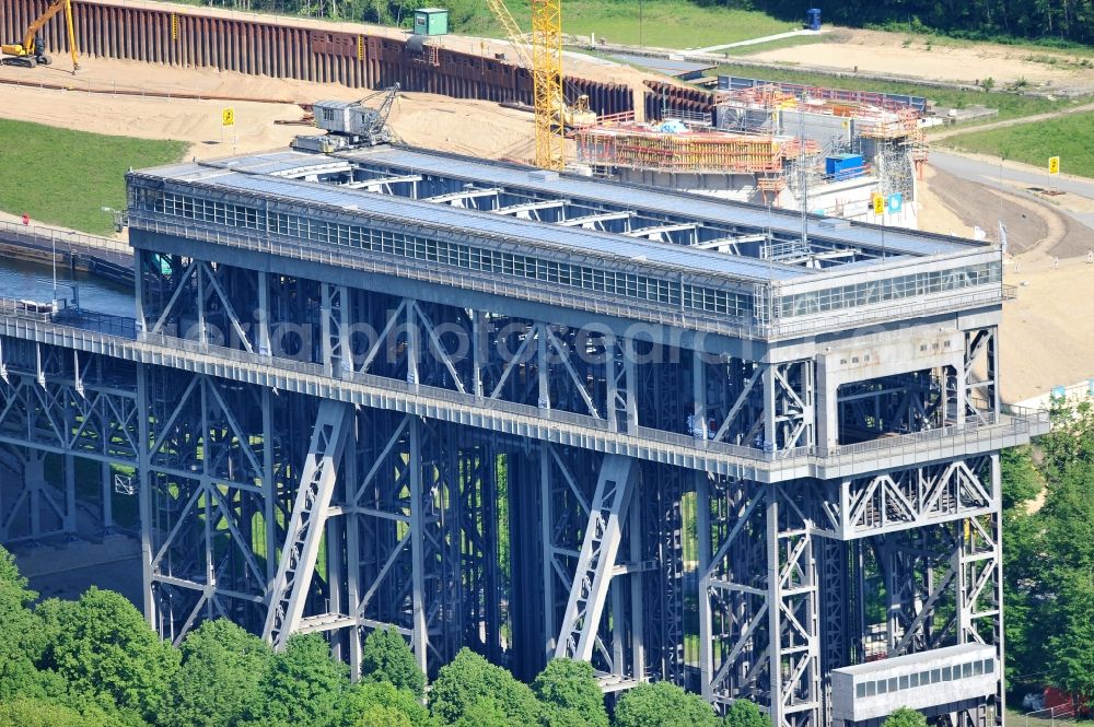 Niederfinow from above - Blick auf die Baustelle vom Neubau des Schiffshebewerk Niederfinow Nord durch die DSD Brückenbau GmbH, die Johann Bunte Bauunternehmung GmbH & Co. KG , Bilfinger Berger Ingenieurbau GmbH und die Siemag GmbH. The new building of the boat lift Niederfinow.