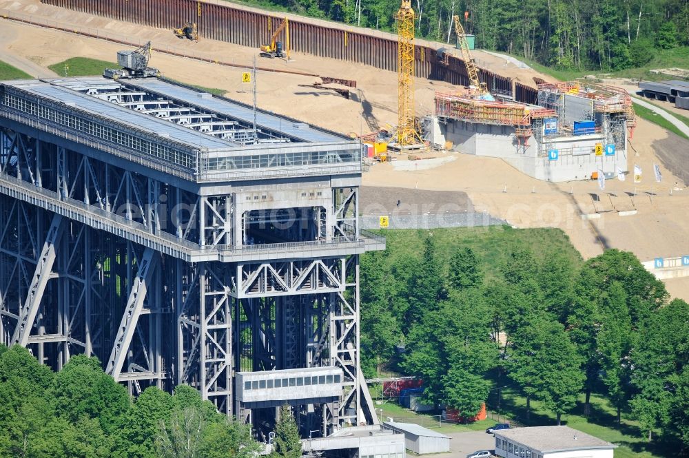 Aerial image Niederfinow - Blick auf die Baustelle vom Neubau des Schiffshebewerk Niederfinow Nord durch die DSD Brückenbau GmbH, die Johann Bunte Bauunternehmung GmbH & Co. KG , Bilfinger Berger Ingenieurbau GmbH und die Siemag GmbH. The new building of the boat lift Niederfinow.