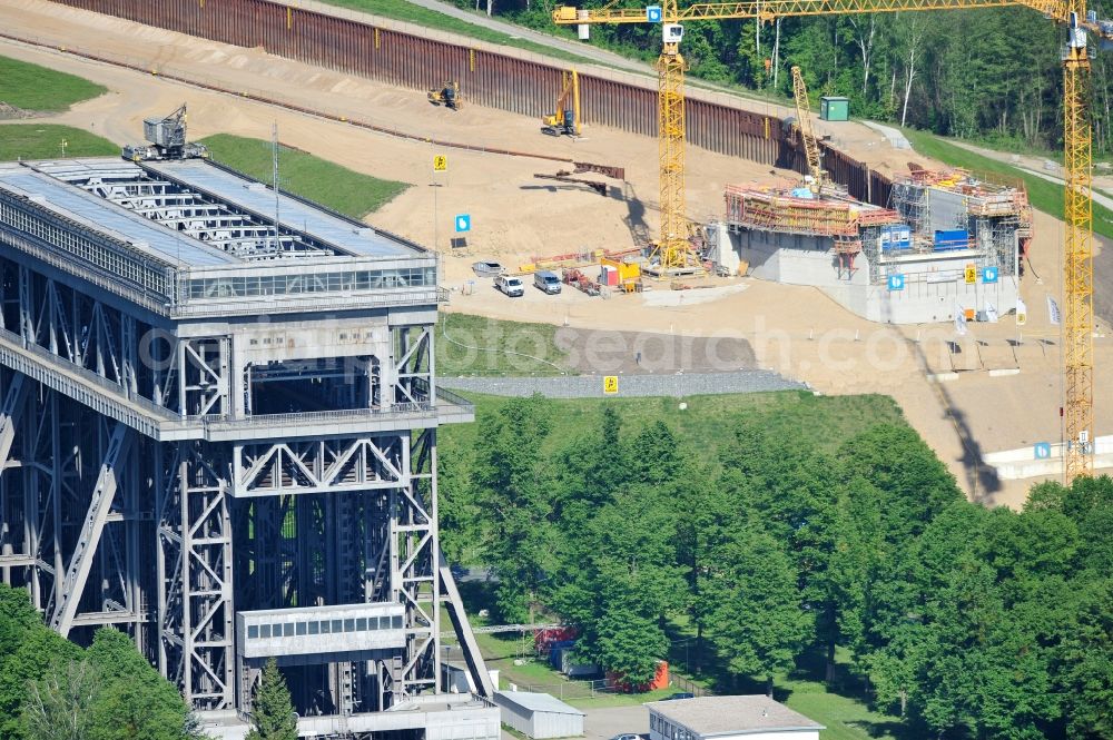 Aerial photograph Niederfinow - Blick auf die Baustelle vom Neubau des Schiffshebewerk Niederfinow Nord durch die DSD Brückenbau GmbH, die Johann Bunte Bauunternehmung GmbH & Co. KG , Bilfinger Berger Ingenieurbau GmbH und die Siemag GmbH. The new building of the boat lift Niederfinow.