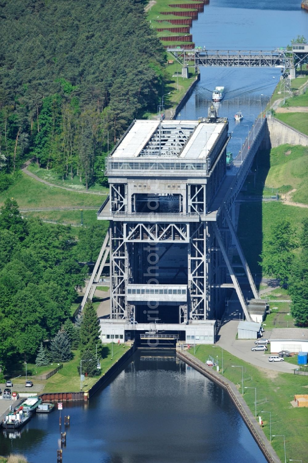 Aerial image Niederfinow - Blick auf die Baustelle vom Neubau des Schiffshebewerk Niederfinow Nord durch die DSD Brückenbau GmbH, die Johann Bunte Bauunternehmung GmbH & Co. KG , Bilfinger Berger Ingenieurbau GmbH und die Siemag GmbH. The new building of the boat lift Niederfinow.