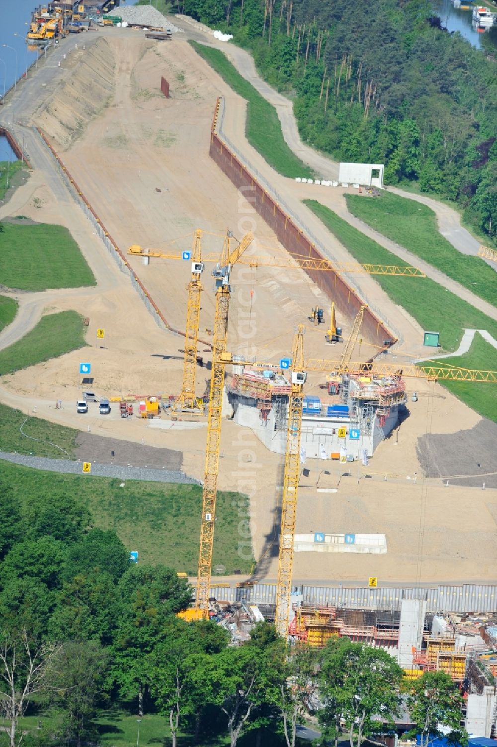 Aerial photograph Niederfinow - Blick auf die Baustelle vom Neubau des Schiffshebewerk Niederfinow Nord durch die DSD Brückenbau GmbH, die Johann Bunte Bauunternehmung GmbH & Co. KG , Bilfinger Berger Ingenieurbau GmbH und die Siemag GmbH. The new building of the boat lift Niederfinow.