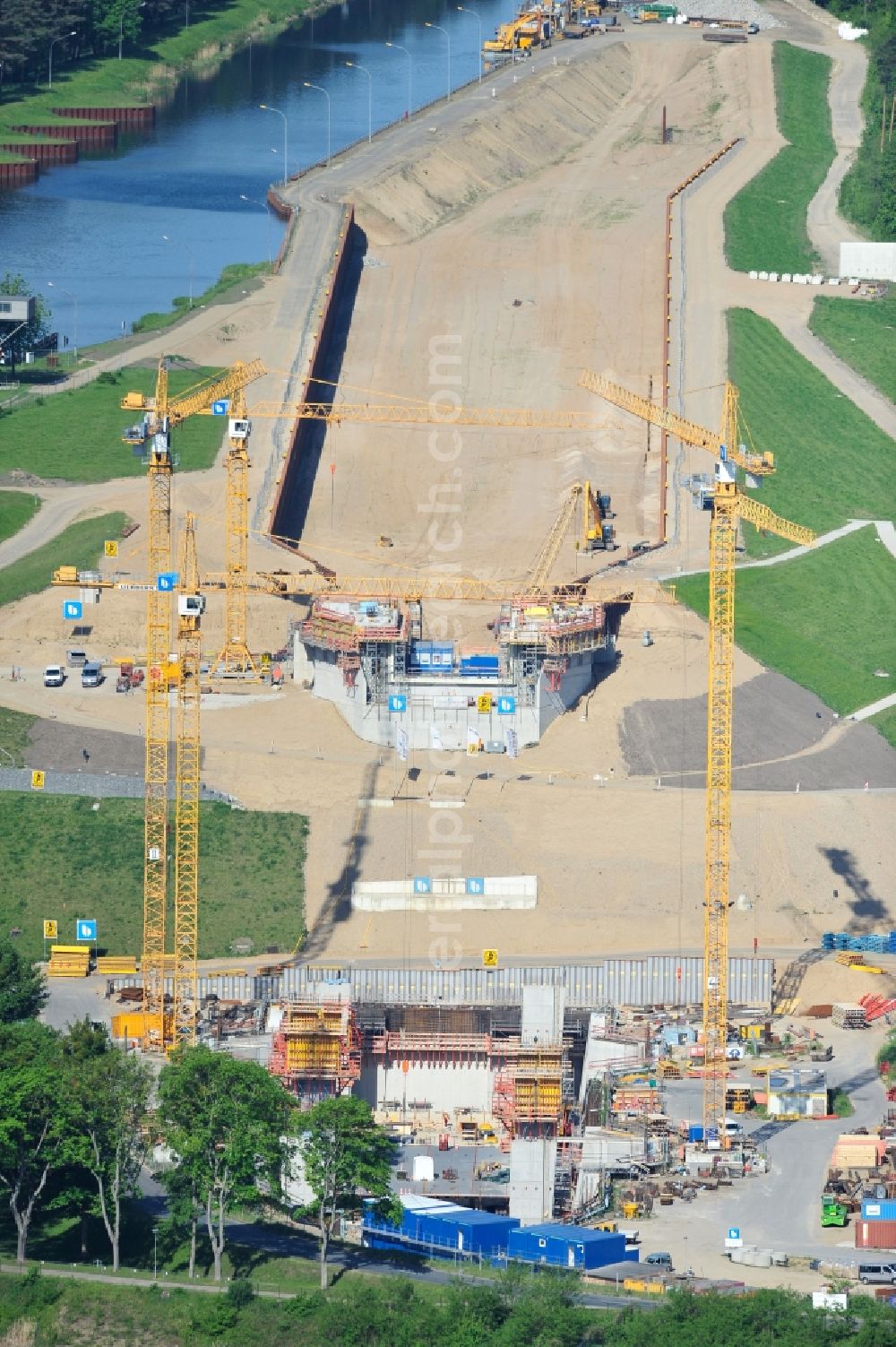 Niederfinow from above - Blick auf die Baustelle vom Neubau des Schiffshebewerk Niederfinow Nord durch die DSD Brückenbau GmbH, die Johann Bunte Bauunternehmung GmbH & Co. KG , Bilfinger Berger Ingenieurbau GmbH und die Siemag GmbH. The new building of the boat lift Niederfinow.