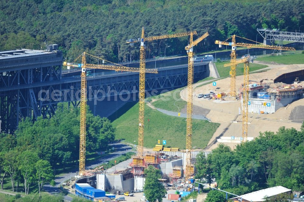 Aerial photograph Niederfinow - Blick auf die Baustelle vom Neubau des Schiffshebewerk Niederfinow Nord durch die DSD Brückenbau GmbH, die Johann Bunte Bauunternehmung GmbH & Co. KG , Bilfinger Berger Ingenieurbau GmbH und die Siemag GmbH. The new building of the boat lift Niederfinow.