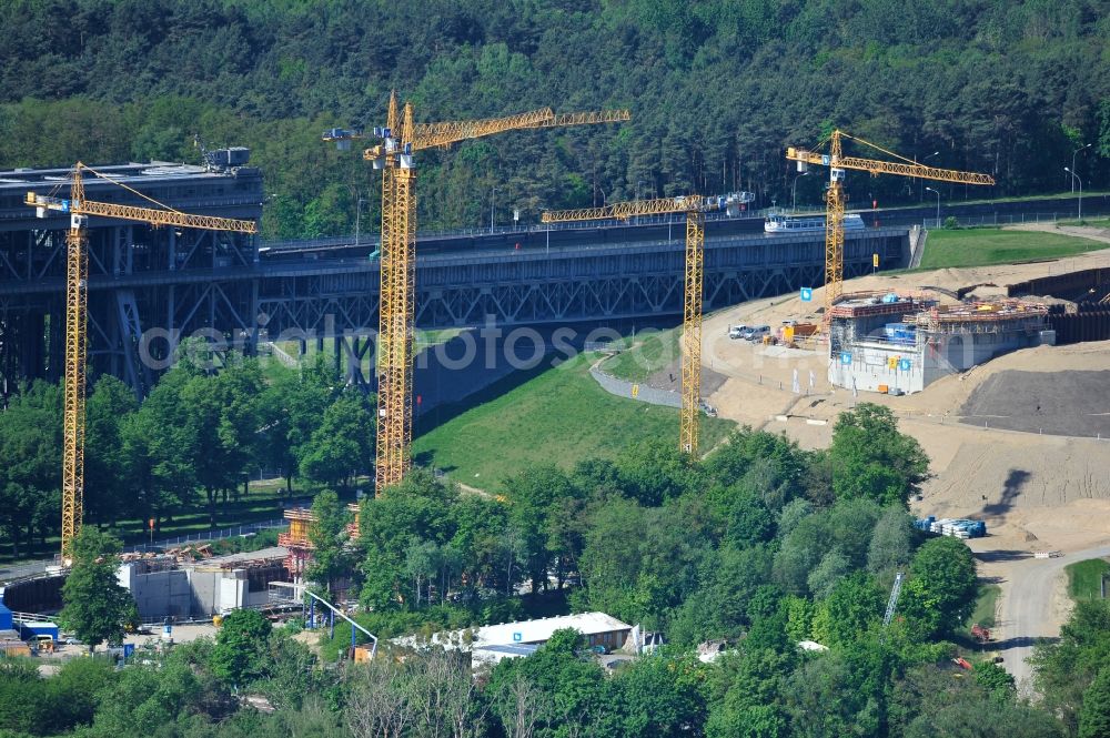 Niederfinow from the bird's eye view: Blick auf die Baustelle vom Neubau des Schiffshebewerk Niederfinow Nord durch die DSD Brückenbau GmbH, die Johann Bunte Bauunternehmung GmbH & Co. KG , Bilfinger Berger Ingenieurbau GmbH und die Siemag GmbH. The new building of the boat lift Niederfinow.