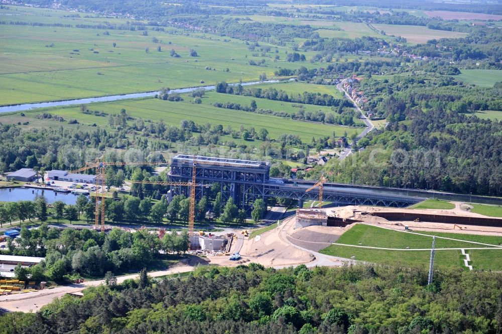 Aerial photograph Niederfinow - Blick auf die Baustelle vom Neubau des Schiffshebewerk Niederfinow Nord durch die DSD Brückenbau GmbH, die Johann Bunte Bauunternehmung GmbH & Co. KG , Bilfinger Berger Ingenieurbau GmbH und die Siemag GmbH. The new building of the boat lift Niederfinow.