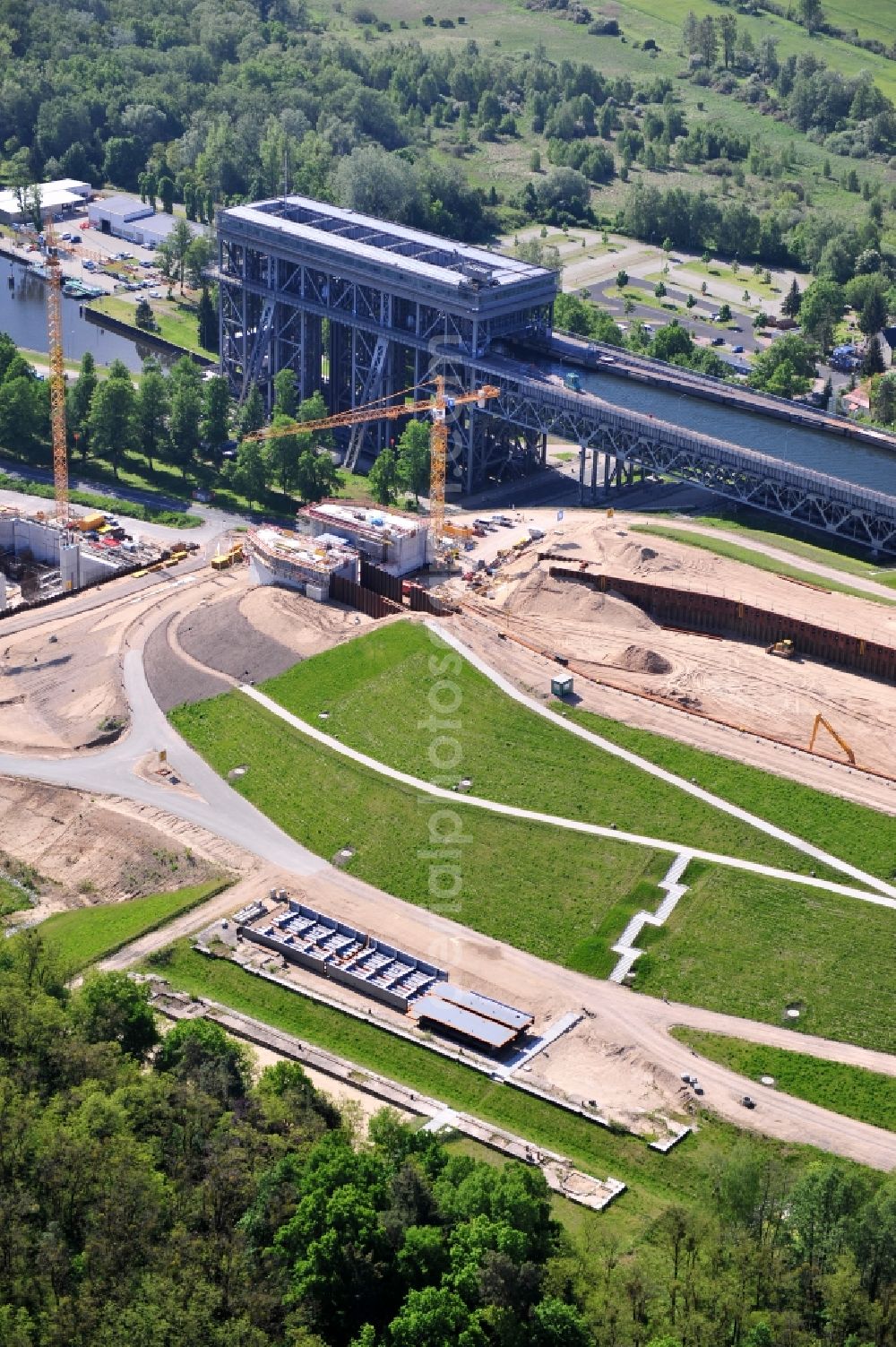 Niederfinow from the bird's eye view: Blick auf die Baustelle vom Neubau des Schiffshebewerk Niederfinow Nord durch die DSD Brückenbau GmbH, die Johann Bunte Bauunternehmung GmbH & Co. KG , Bilfinger Berger Ingenieurbau GmbH und die Siemag GmbH. The new building of the boat lift Niederfinow.