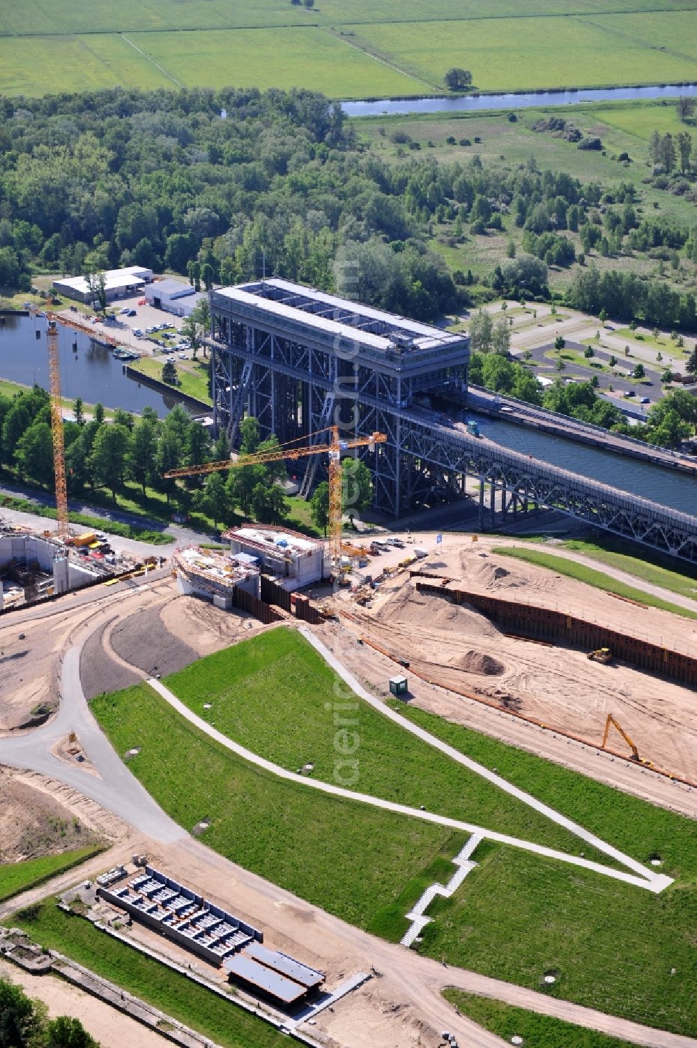 Aerial image Niederfinow - Blick auf die Baustelle vom Neubau des Schiffshebewerk Niederfinow Nord durch die DSD Brückenbau GmbH, die Johann Bunte Bauunternehmung GmbH & Co. KG , Bilfinger Berger Ingenieurbau GmbH und die Siemag GmbH. The new building of the boat lift Niederfinow.