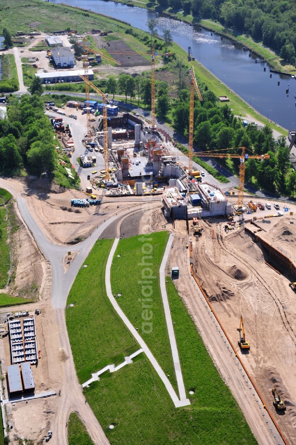 Aerial photograph Niederfinow - Blick auf die Baustelle vom Neubau des Schiffshebewerk Niederfinow Nord durch die DSD Brückenbau GmbH, die Johann Bunte Bauunternehmung GmbH & Co. KG , Bilfinger Berger Ingenieurbau GmbH und die Siemag GmbH. The new building of the boat lift Niederfinow.