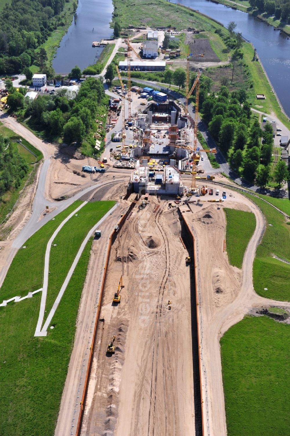 Niederfinow from above - Blick auf die Baustelle vom Neubau des Schiffshebewerk Niederfinow Nord durch die DSD Brückenbau GmbH, die Johann Bunte Bauunternehmung GmbH & Co. KG , Bilfinger Berger Ingenieurbau GmbH und die Siemag GmbH. The new building of the boat lift Niederfinow.