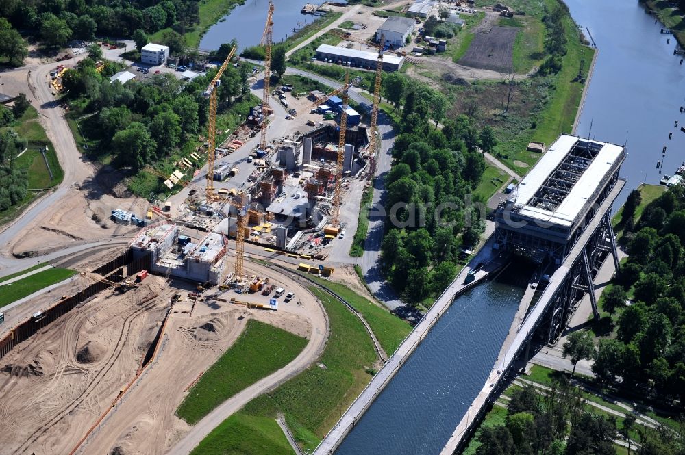 Niederfinow from the bird's eye view: Blick auf die Baustelle vom Neubau des Schiffshebewerk Niederfinow Nord durch die DSD Brückenbau GmbH, die Johann Bunte Bauunternehmung GmbH & Co. KG , Bilfinger Berger Ingenieurbau GmbH und die Siemag GmbH. The new building of the boat lift Niederfinow.