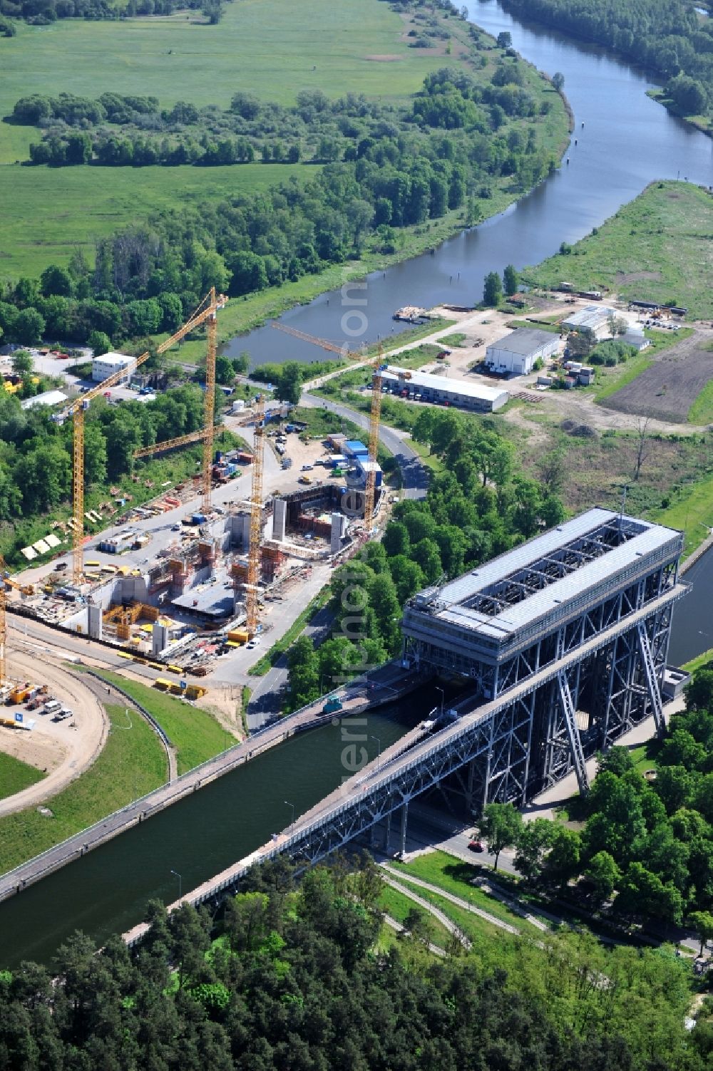 Aerial photograph Niederfinow - Blick auf die Baustelle vom Neubau des Schiffshebewerk Niederfinow Nord durch die DSD Brückenbau GmbH, die Johann Bunte Bauunternehmung GmbH & Co. KG , Bilfinger Berger Ingenieurbau GmbH und die Siemag GmbH. The new building of the boat lift Niederfinow.