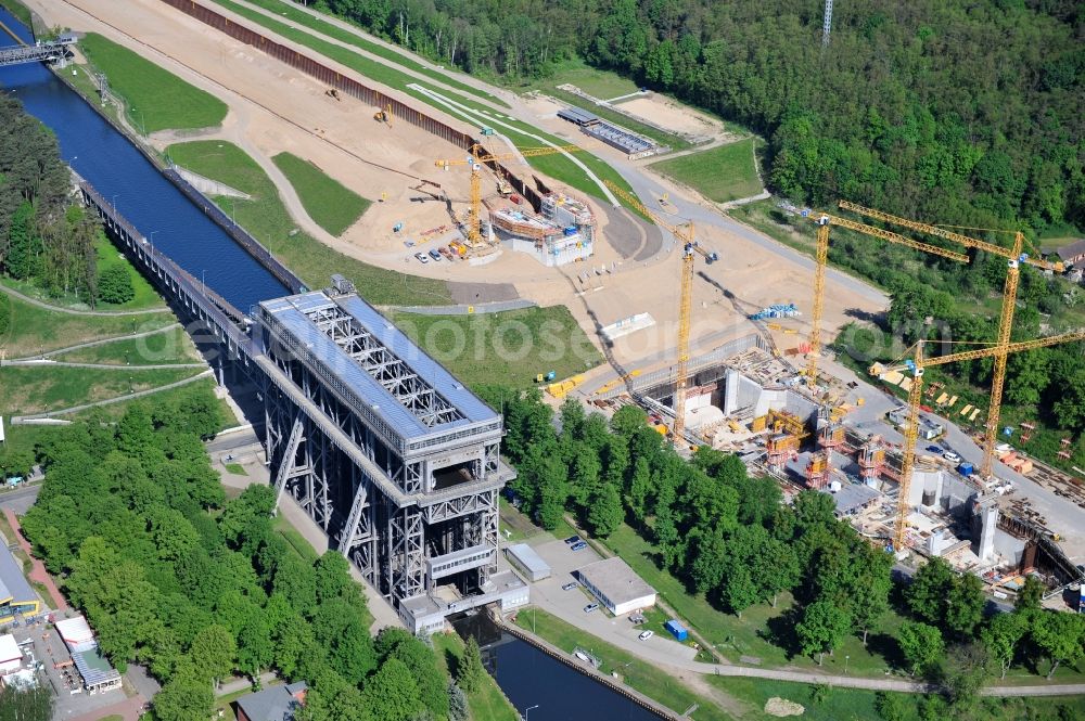 Niederfinow from the bird's eye view: Blick auf die Baustelle vom Neubau des Schiffshebewerk Niederfinow Nord durch die DSD Brückenbau GmbH, die Johann Bunte Bauunternehmung GmbH & Co. KG , Bilfinger Berger Ingenieurbau GmbH und die Siemag GmbH. The new building of the boat lift Niederfinow.