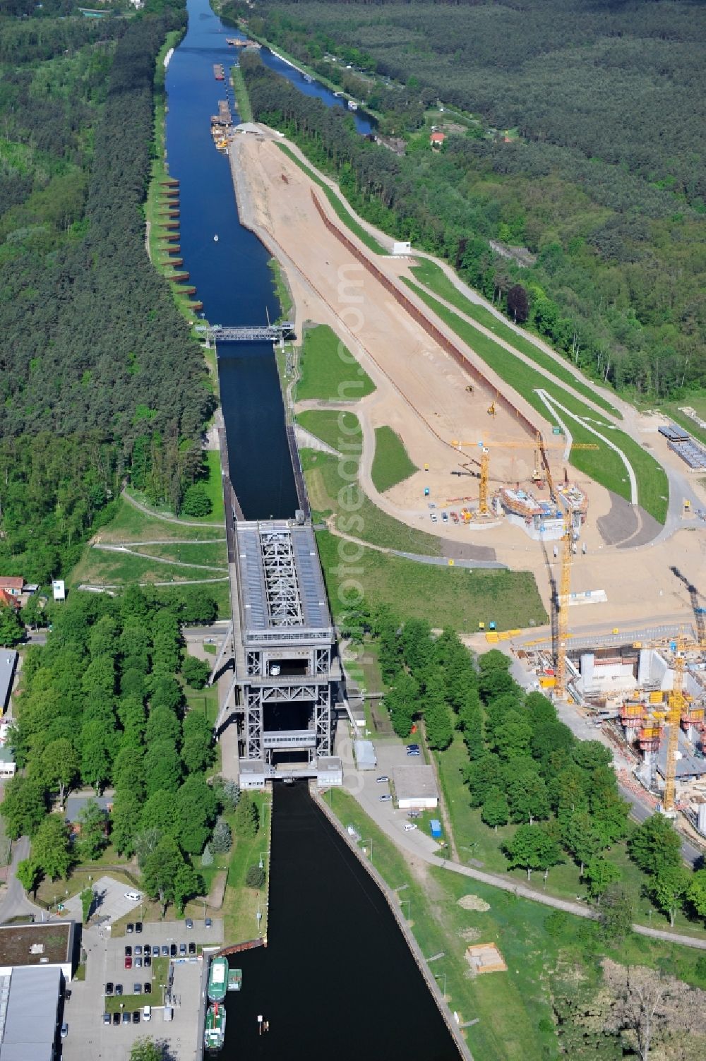 Aerial photograph Niederfinow - Blick auf die Baustelle vom Neubau des Schiffshebewerk Niederfinow Nord durch die DSD Brückenbau GmbH, die Johann Bunte Bauunternehmung GmbH & Co. KG , Bilfinger Berger Ingenieurbau GmbH und die Siemag GmbH. The new building of the boat lift Niederfinow.