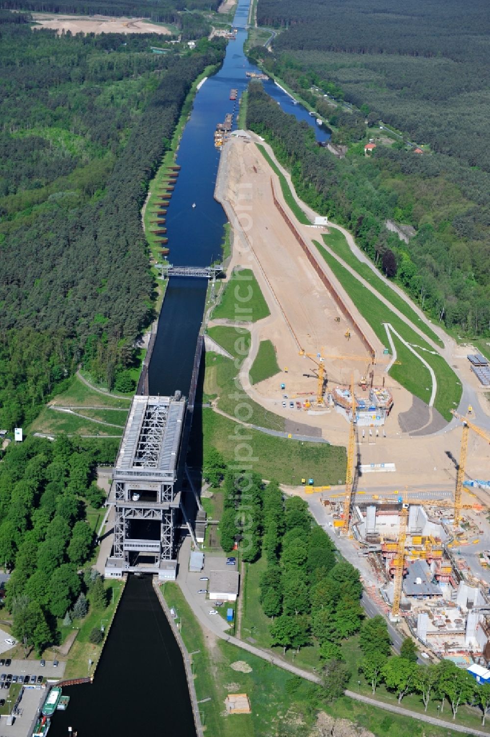 Niederfinow from above - Blick auf die Baustelle vom Neubau des Schiffshebewerk Niederfinow Nord durch die DSD Brückenbau GmbH, die Johann Bunte Bauunternehmung GmbH & Co. KG , Bilfinger Berger Ingenieurbau GmbH und die Siemag GmbH. The new building of the boat lift Niederfinow.