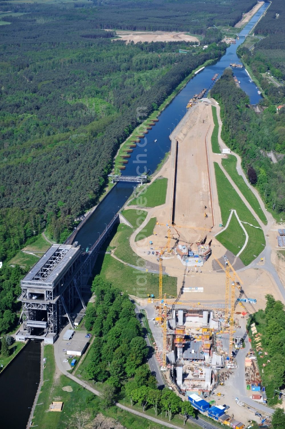 Niederfinow from the bird's eye view: Blick auf die Baustelle vom Neubau des Schiffshebewerk Niederfinow Nord durch die DSD Brückenbau GmbH, die Johann Bunte Bauunternehmung GmbH & Co. KG , Bilfinger Berger Ingenieurbau GmbH und die Siemag GmbH. The new building of the boat lift Niederfinow.