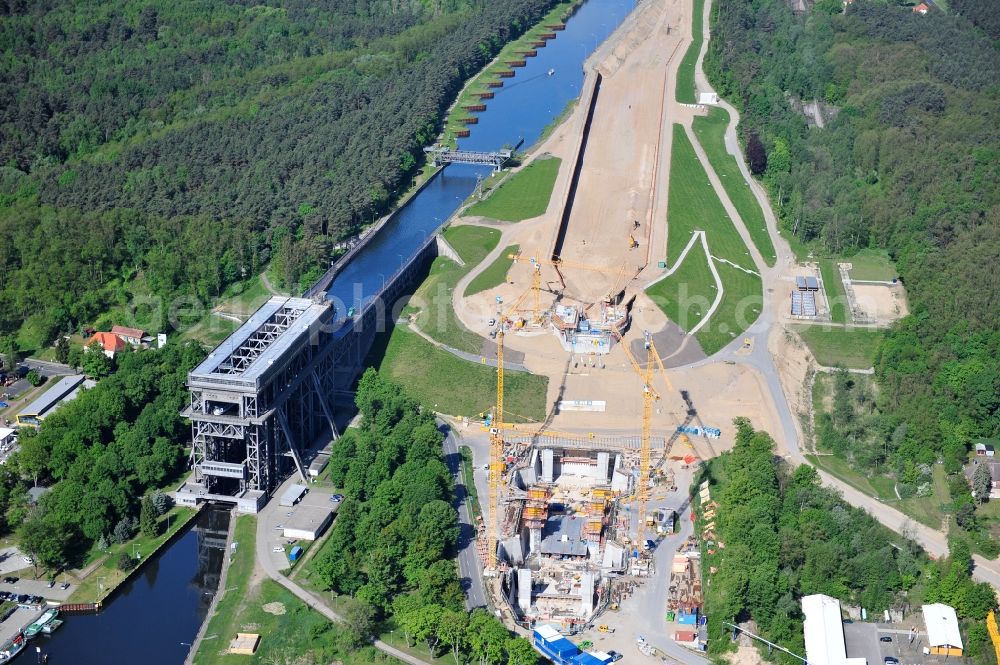 Aerial image Niederfinow - Blick auf die Baustelle vom Neubau des Schiffshebewerk Niederfinow Nord durch die DSD Brückenbau GmbH, die Johann Bunte Bauunternehmung GmbH & Co. KG , Bilfinger Berger Ingenieurbau GmbH und die Siemag GmbH. The new building of the boat lift Niederfinow.