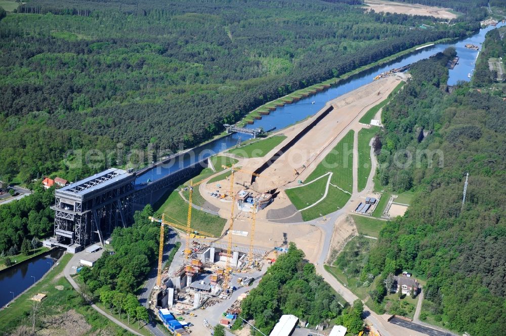 Aerial photograph Niederfinow - Blick auf die Baustelle vom Neubau des Schiffshebewerk Niederfinow Nord durch die DSD Brückenbau GmbH, die Johann Bunte Bauunternehmung GmbH & Co. KG , Bilfinger Berger Ingenieurbau GmbH und die Siemag GmbH. The new building of the boat lift Niederfinow.