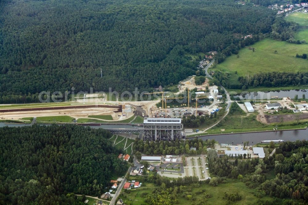 Niederfinow from the bird's eye view: Blick auf die Baustelle vom Neubau des Schiffshebewerk Niederfinow Nord durch die DSD Brückenbau GmbH, die Johann Bunte Bauunternehmung GmbH & Co. KG , Bilfinger Berger Ingenieurbau GmbH und die Siemag GmbH. The new building of the boat lift Niederfinow.