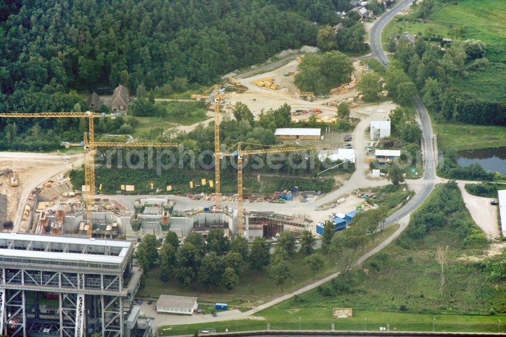 Aerial photograph Niederfinow - Blick auf die Baustelle vom Neubau des Schiffshebewerk Niederfinow Nord durch die DSD Brückenbau GmbH, die Johann Bunte Bauunternehmung GmbH & Co. KG , Bilfinger Berger Ingenieurbau GmbH und die Siemag GmbH. The new building of the boat lift Niederfinow.