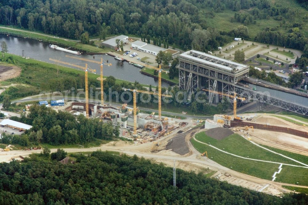 Niederfinow from the bird's eye view: Blick auf die Baustelle vom Neubau des Schiffshebewerk Niederfinow Nord durch die DSD Brückenbau GmbH, die Johann Bunte Bauunternehmung GmbH & Co. KG , Bilfinger Berger Ingenieurbau GmbH und die Siemag GmbH. The new building of the boat lift Niederfinow.