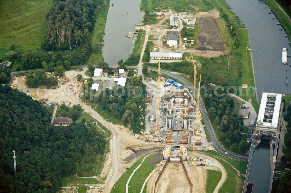 Niederfinow from the bird's eye view: Blick auf die Baustelle vom Neubau des Schiffshebewerk Niederfinow Nord durch die DSD Brückenbau GmbH, die Johann Bunte Bauunternehmung GmbH & Co. KG , Bilfinger Berger Ingenieurbau GmbH und die Siemag GmbH. The new building of the boat lift Niederfinow.