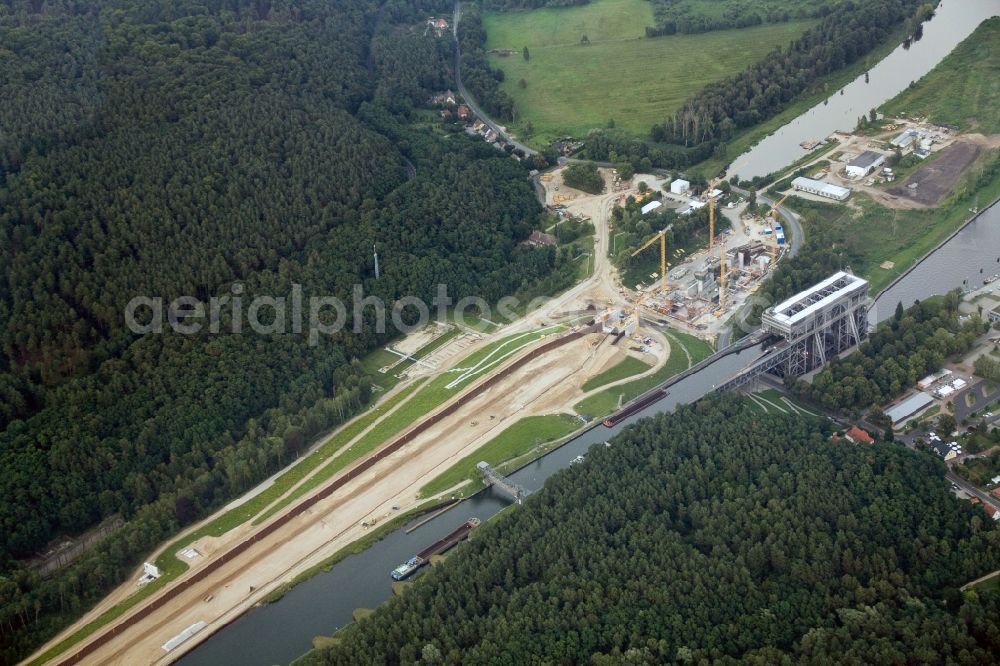 Aerial photograph Niederfinow - Blick auf die Baustelle vom Neubau des Schiffshebewerk Niederfinow Nord durch die DSD Brückenbau GmbH, die Johann Bunte Bauunternehmung GmbH & Co. KG , Bilfinger Berger Ingenieurbau GmbH und die Siemag GmbH. The new building of the boat lift Niederfinow.