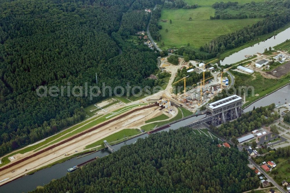 Niederfinow from above - Blick auf die Baustelle vom Neubau des Schiffshebewerk Niederfinow Nord durch die DSD Brückenbau GmbH, die Johann Bunte Bauunternehmung GmbH & Co. KG , Bilfinger Berger Ingenieurbau GmbH und die Siemag GmbH. The new building of the boat lift Niederfinow.